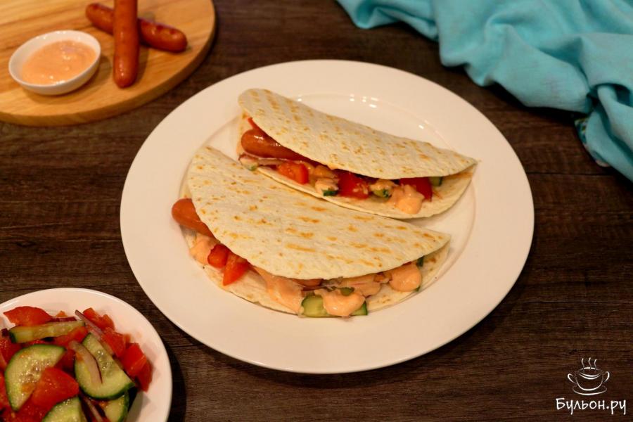 Сосиска с овощами в мексиканской лепешке