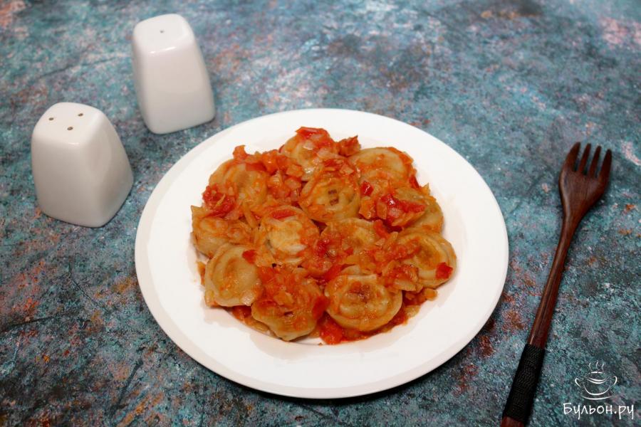 Пельмени жареные с овощами