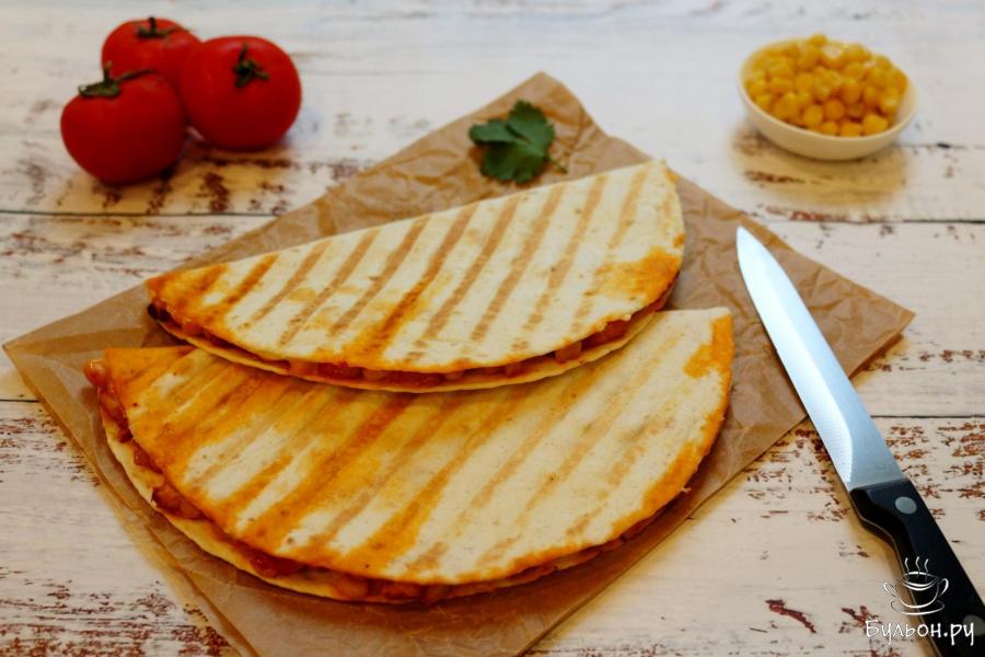 Кесадилья с куриной грудкой и консервированной кукурузой