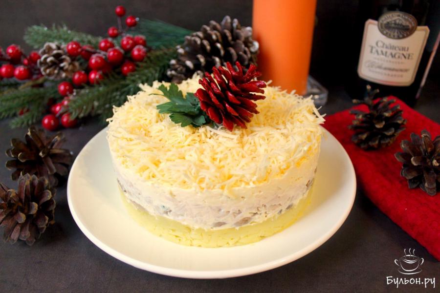 Слоеный салат с курицей, шампиньонами и картофелем