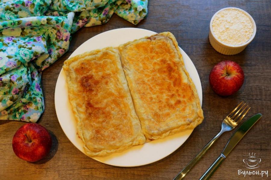 Яблочно-банановый пирог из слоеного теста в мультипекаре