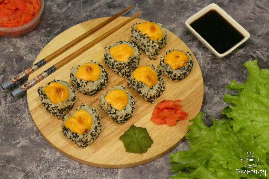 Запеченные роллы с курицей под соусом спайси