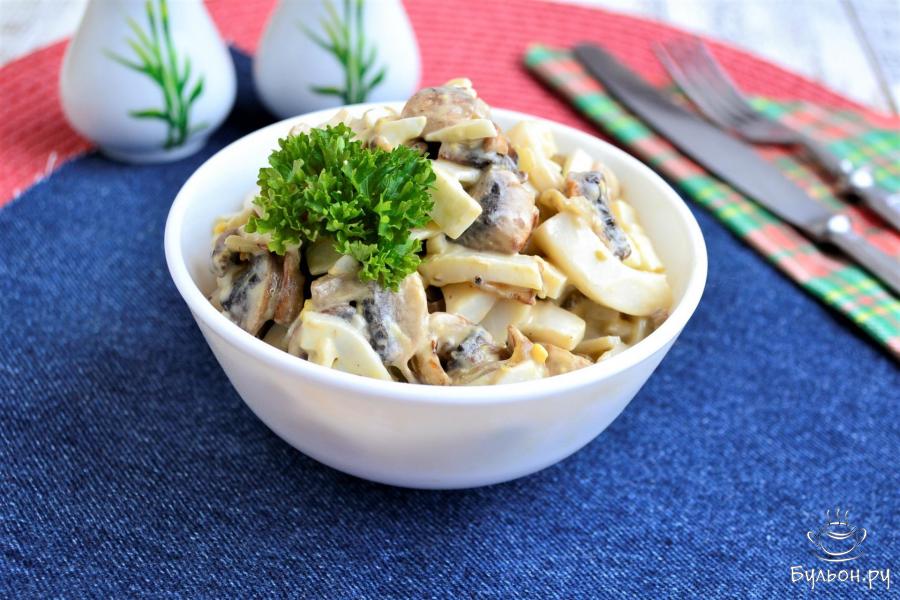 Салат с кальмарами и шампиньонами