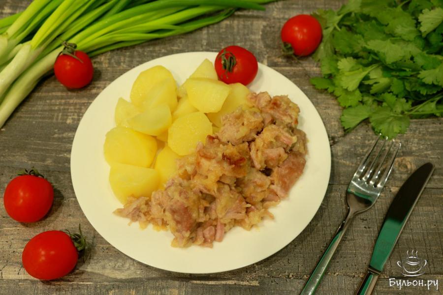Мясо тушеное с луком на сковороде