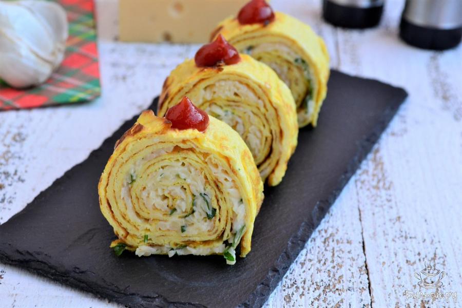 Яичный рулет с сыром и чесноком