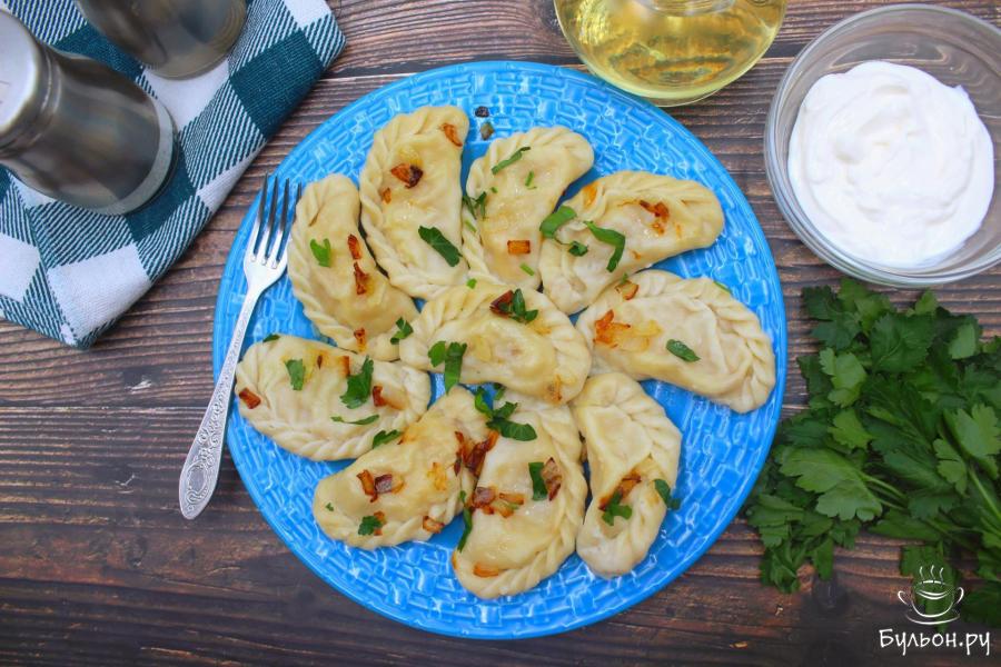 Домашние вареники с картошкой, луком и квашеной капустой