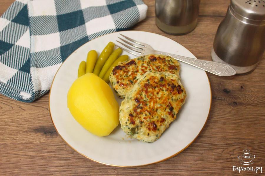 Котлеты из куриного филе с петрушкой и солеными огурцами