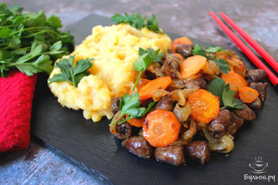 Жареные куриные сердечки с луком и морковью