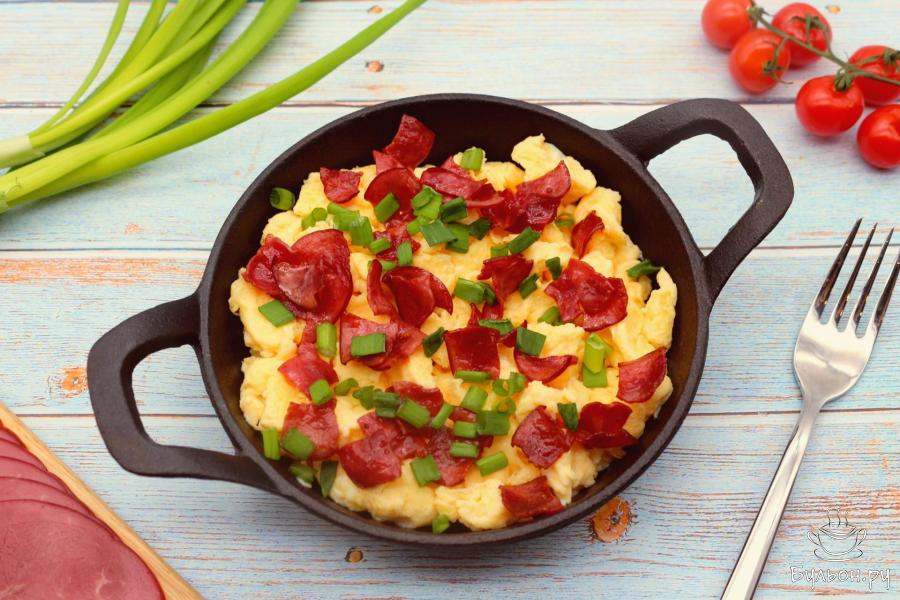 Скрэмбл с говядиной и зеленым луком