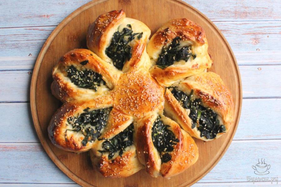 Дрожжевой пирог со шпинатом и сыром "Цветок"