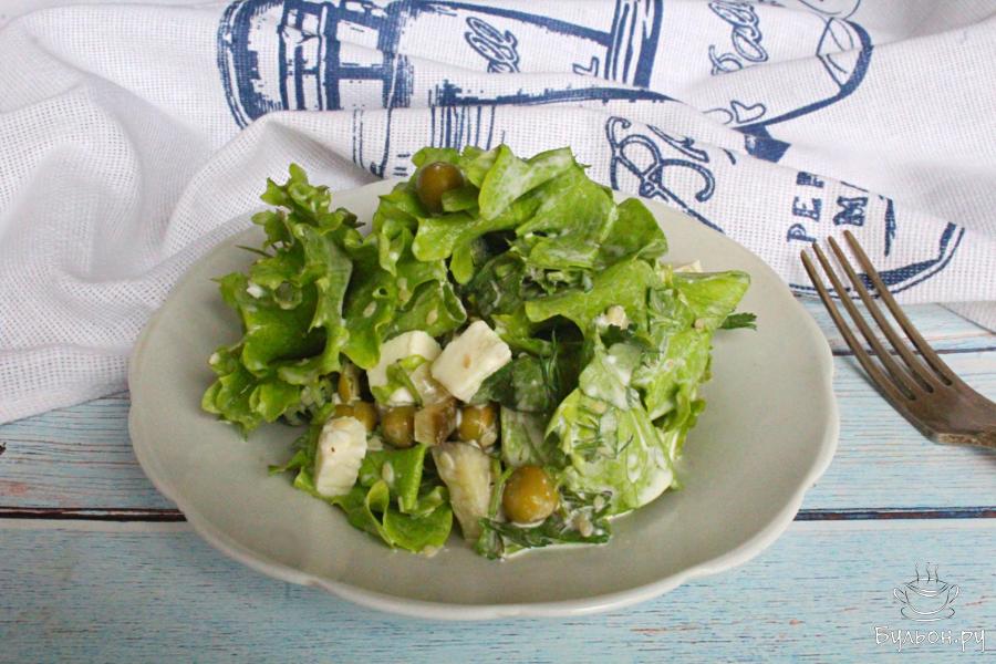 Салат с зеленым горошком, брынзой и солеными огурцами