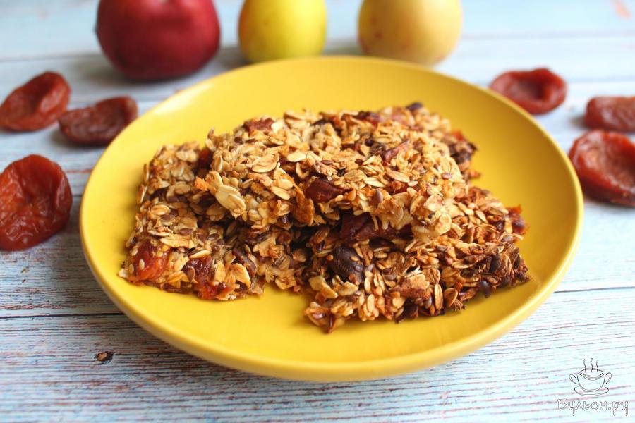 Батончики из овсяных хлопьев, яблок и кураги