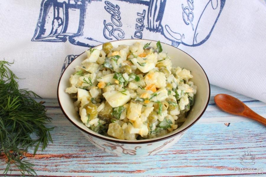 Рисовый салат с огурцами и горошком в сметанной заправке