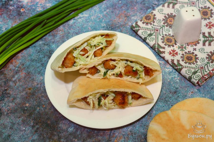 Пита с соевым мясом, капустой и огурцом