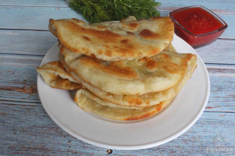 Лепешки из пельменного теста с сыром и зеленью
