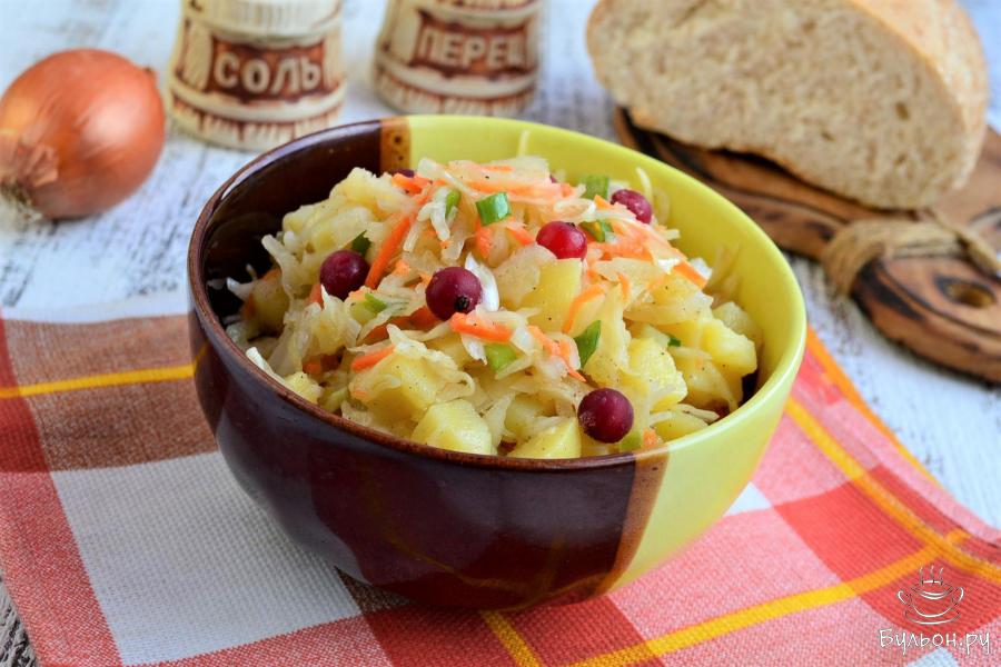 Салат с квашеной капустой и картошкой