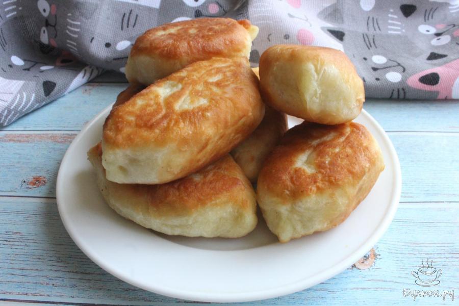 Сладкие дрожжевые пирожки с творогом на сковороде