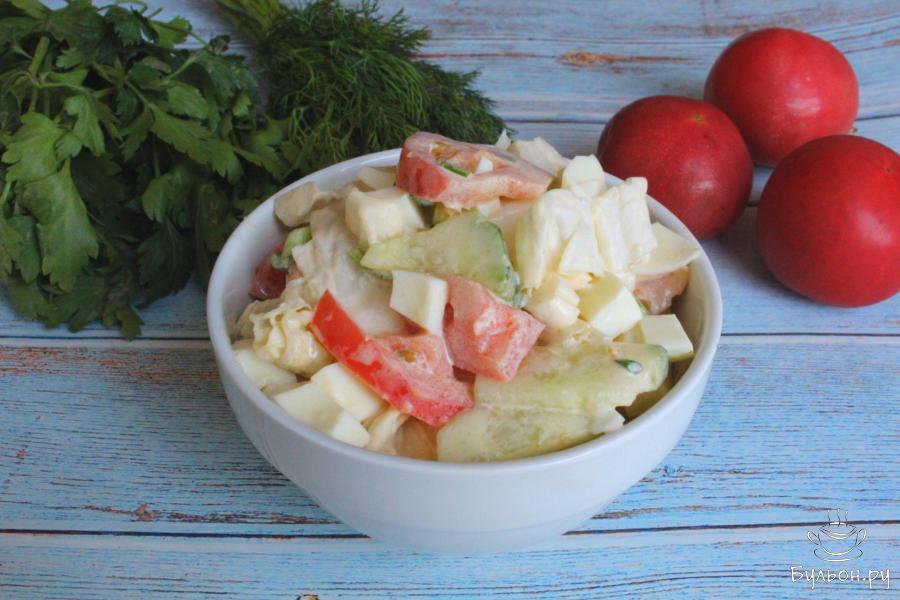 Салат из пекинской капусты с помидорами и вареными яйцами