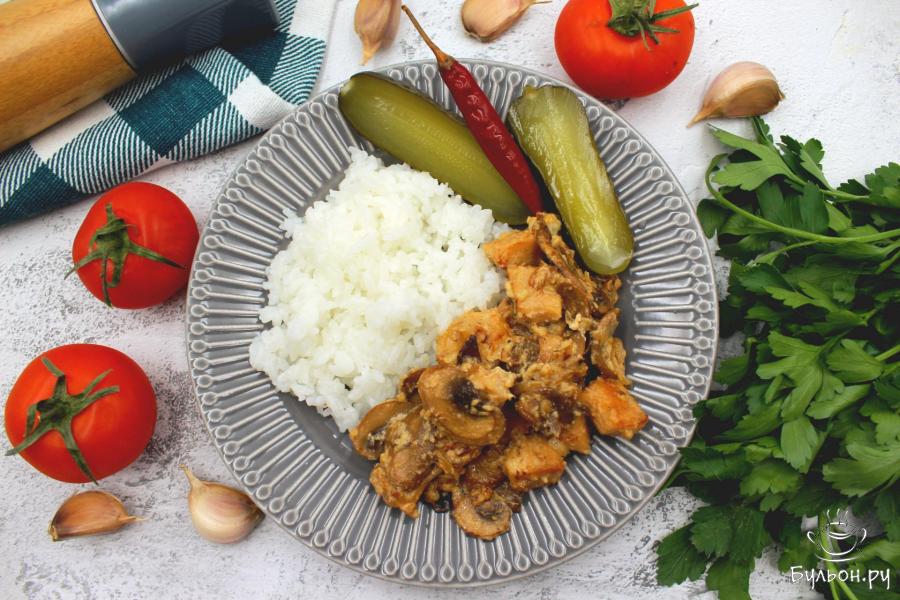 Курица с грибами на сковороде в сливках