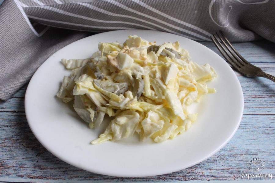 Овощной салат из капусты с вареными яйцами и брынзой