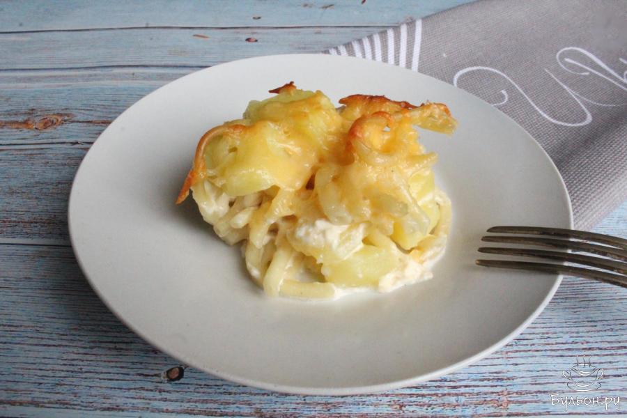 Запеканка из картофеля и макарон под сливочной заливкой