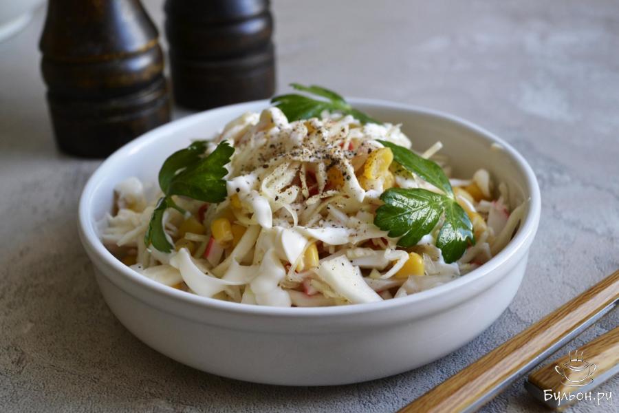 Салат из капусты, кукурузы и крабовых палочек