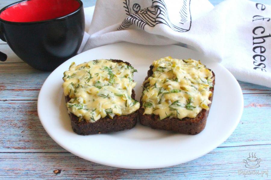 Теплые бутерброды из черного хлеба с сырной намазкой