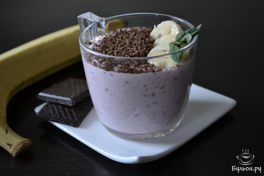 Смузи творожно -банановый с ягодами