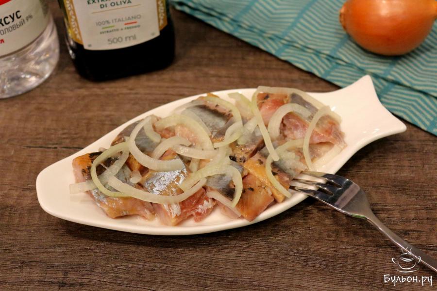 Селедка, маринованная с луком и уксусом