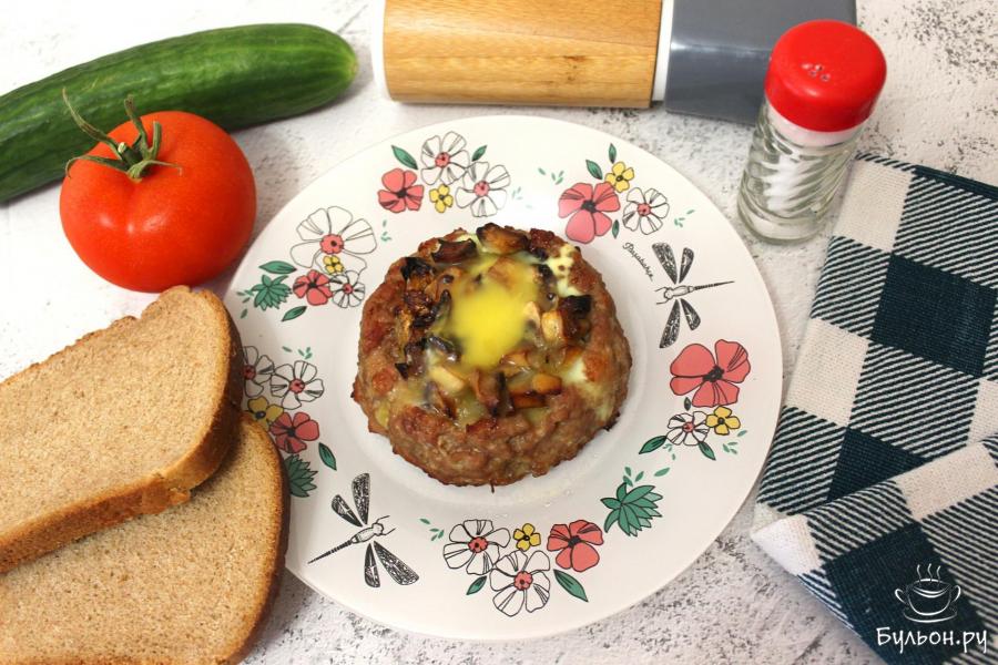 Мясные гнезда с шампиньонами и желтком
