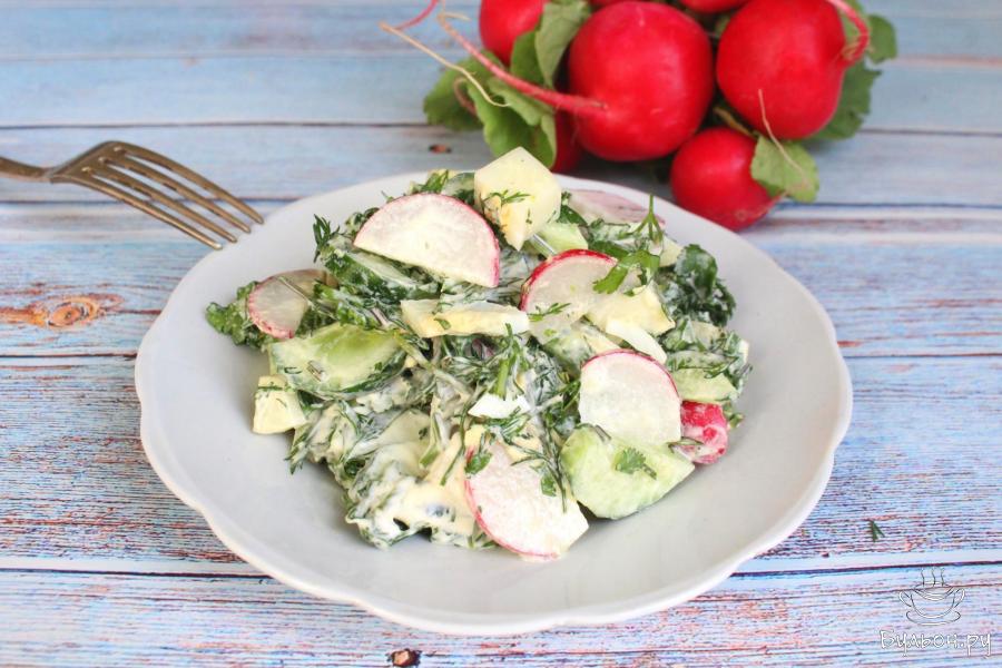 Салат с редисом, яйцом и моцареллой