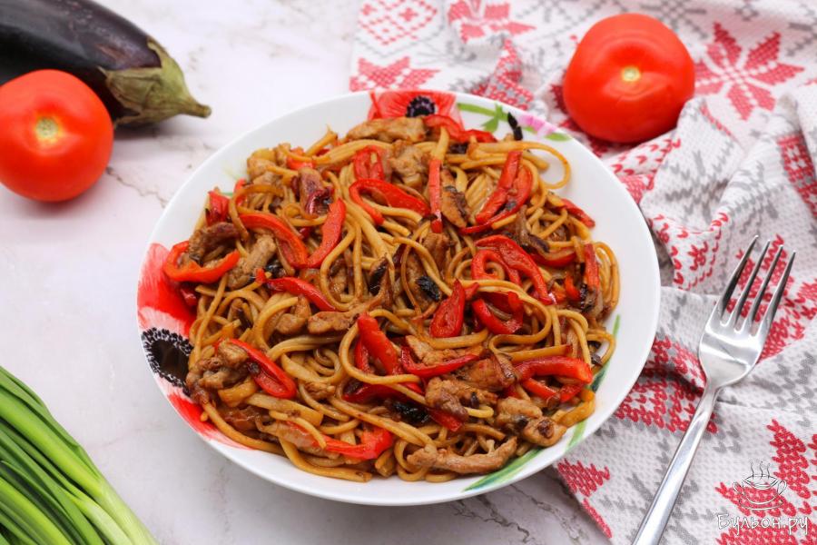 Спагетти с мясом, овощами и соевым соусом