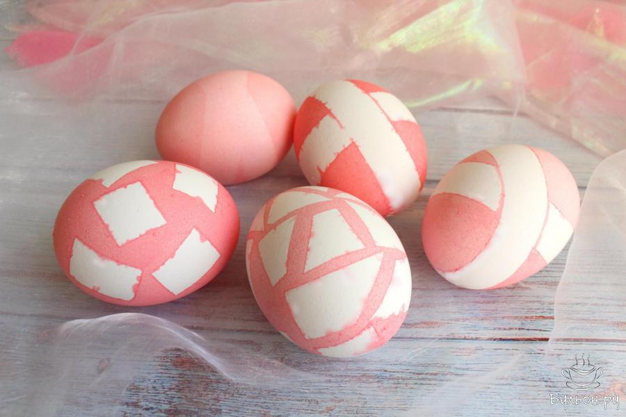 Красим пасхальные яйца с помощью изоленты