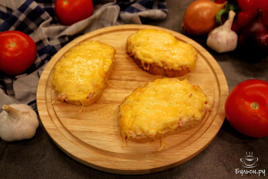 Горячие бутерброды с сыром и крабовыми палочками