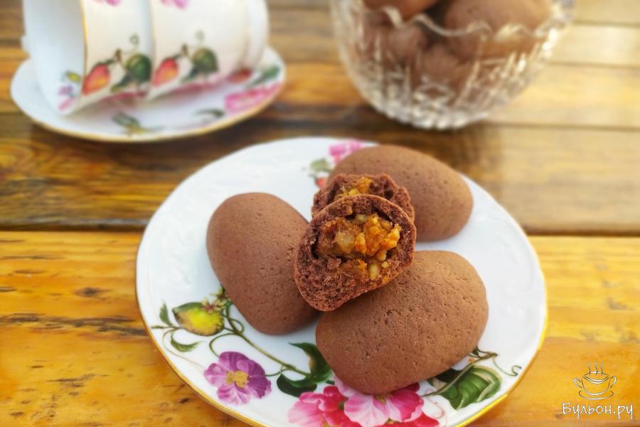 Шоколадное печенье с начинкой из сухофруктов и орехов