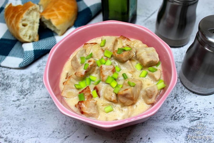 Свинина в сметанном соусе на крахмале