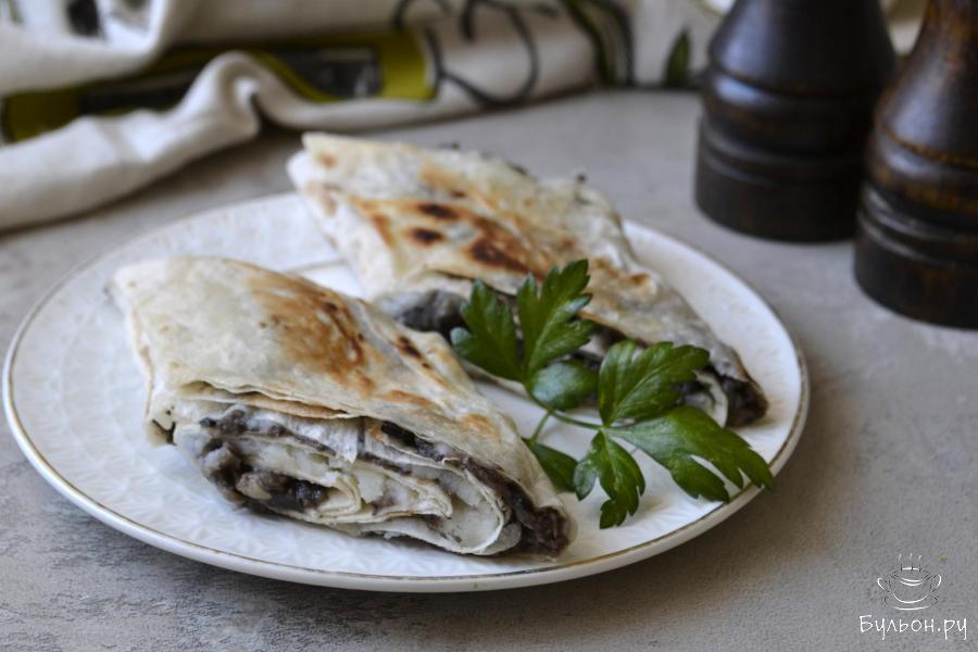 Рулет из лаваша с грибной икрой и картофельным пюре