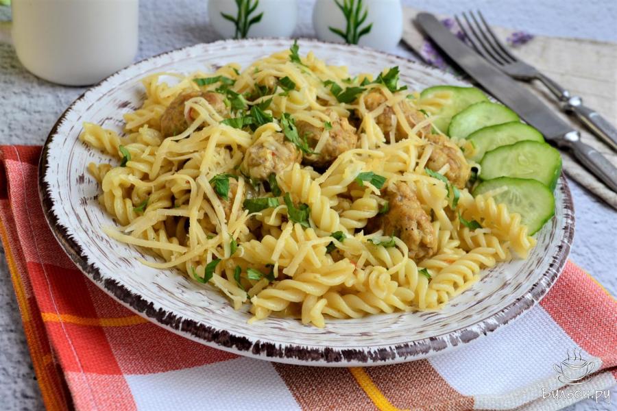 Макароны с фрикадельками на сковороде