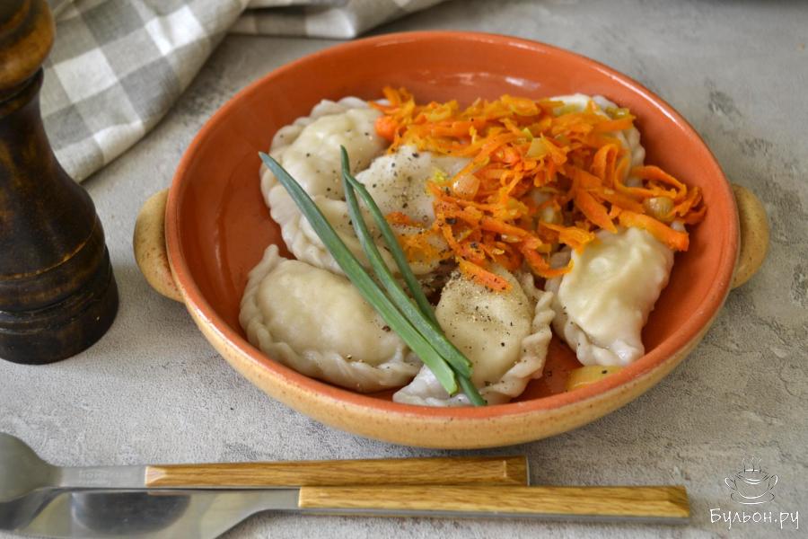 Картофельные вареники с поджаркой из лука и моркови