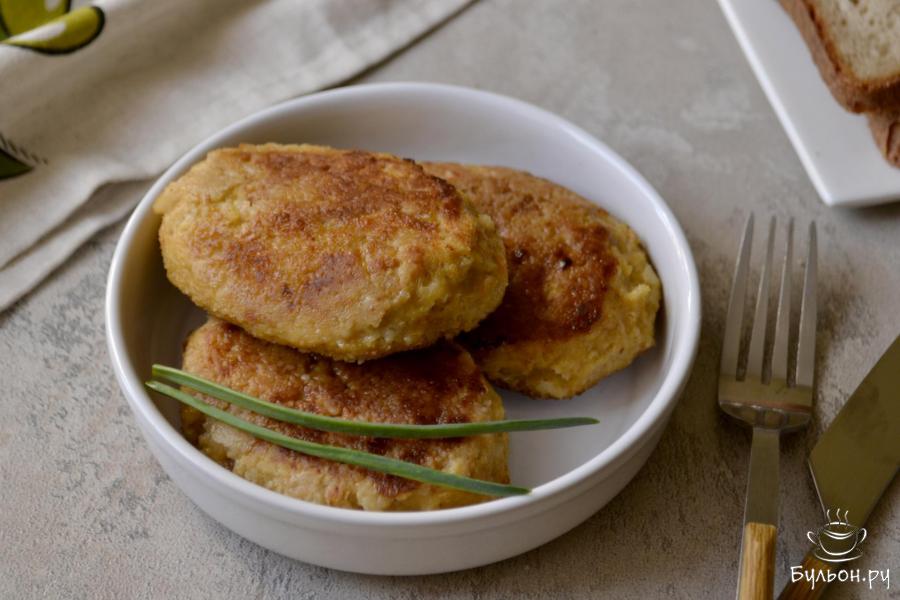 Рыбные котлеты с овсяными хлопьями, жареной морковью и луком