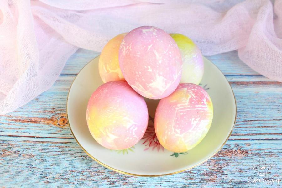 Красим пасхальные яйца при помощи салфеток и красителей