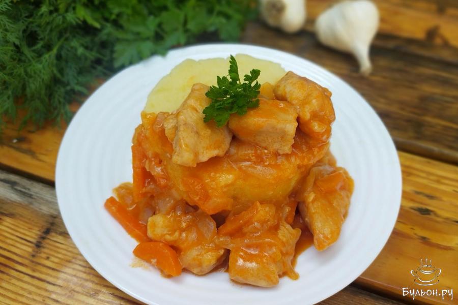 Подлива из куриного филе с луком и морковью