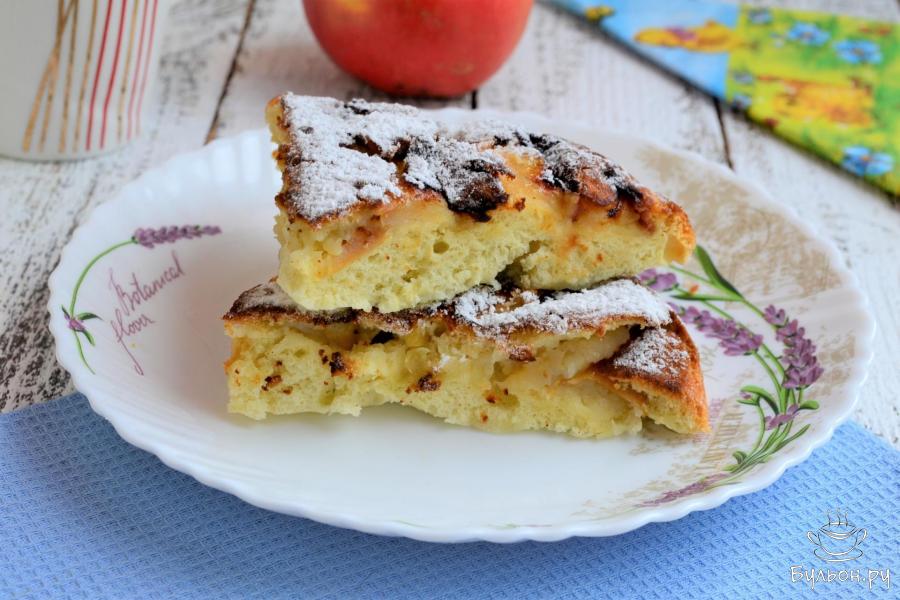 Шарлотка с яблоками на сковороде