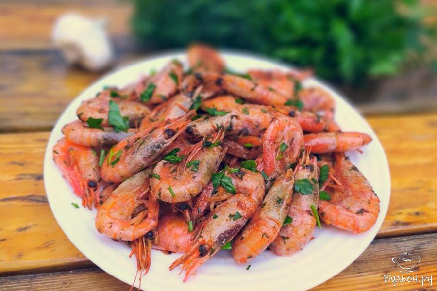 Томатно-чесночные креветки на сковороде