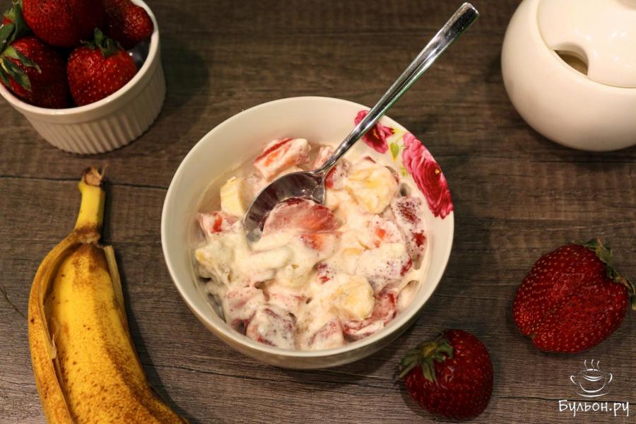 Десерт из банана, клубники и сметаны за пять минут