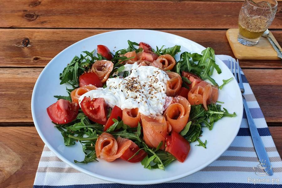 Салат со страчателлой, красной рыбой и кунжутом