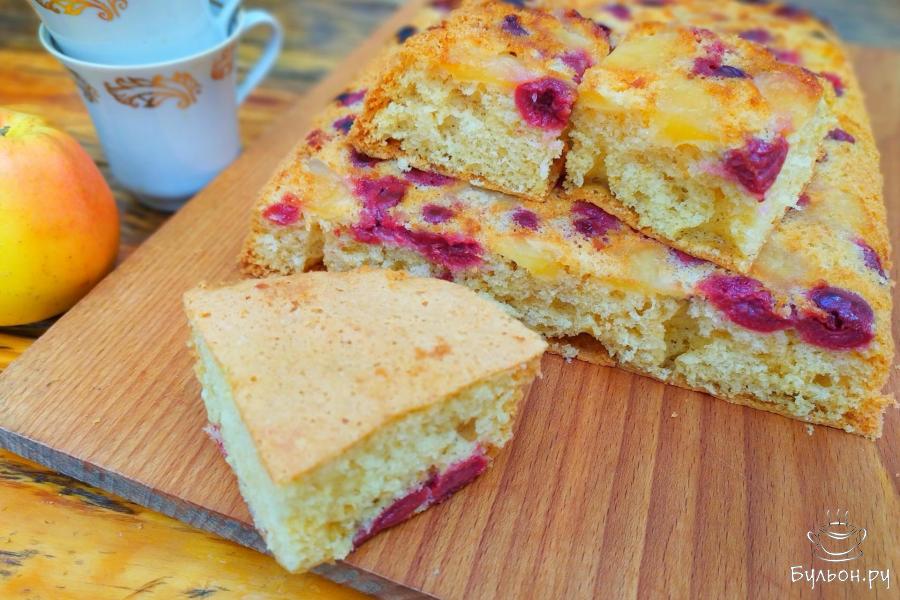 Шарлотка с вишней и яблоком