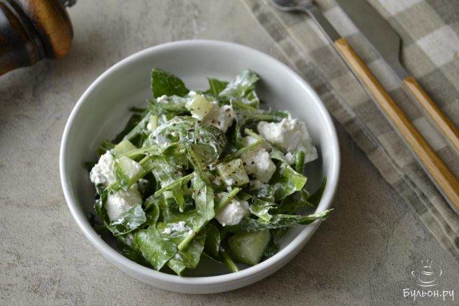 Салат из рукколы, огурца и сиртаки