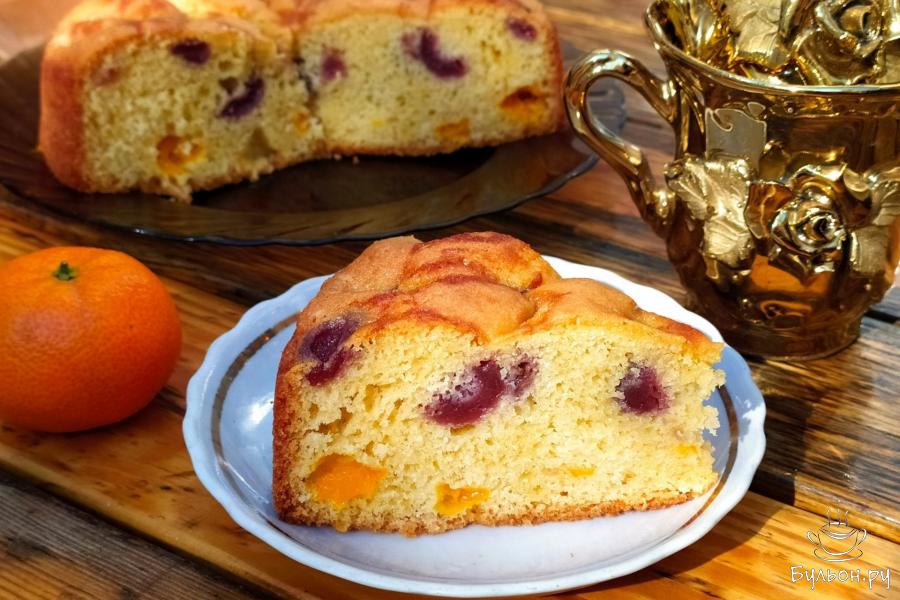 Кекс с мандаринами и консервированной вишней