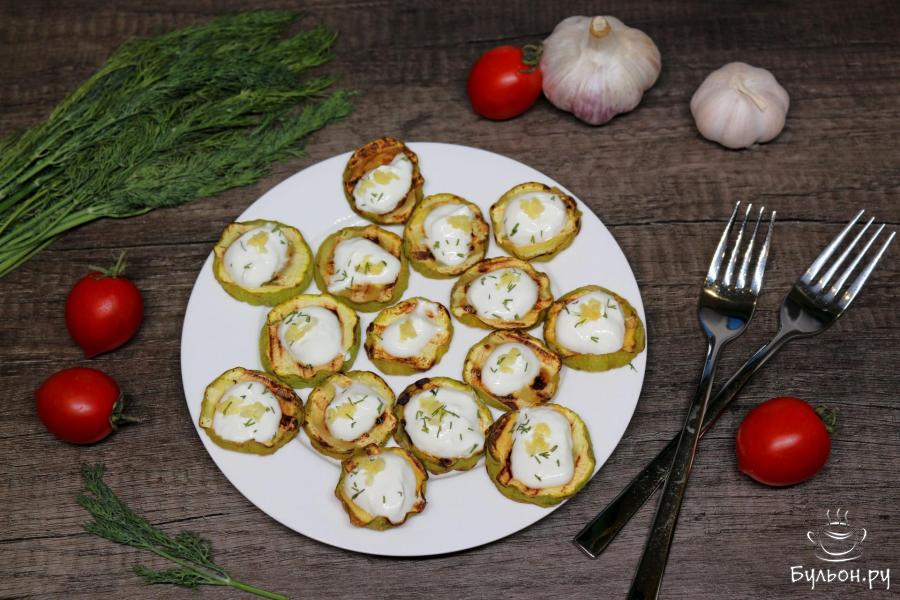 ПП запеченные кабачки без масла с йогуртом и чесноком
